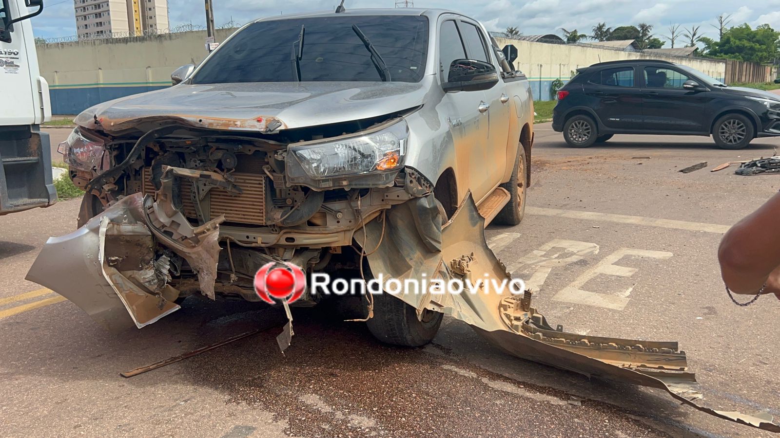 URGENTE: Motorista de Hilux avança preferencial e causa grave acidente