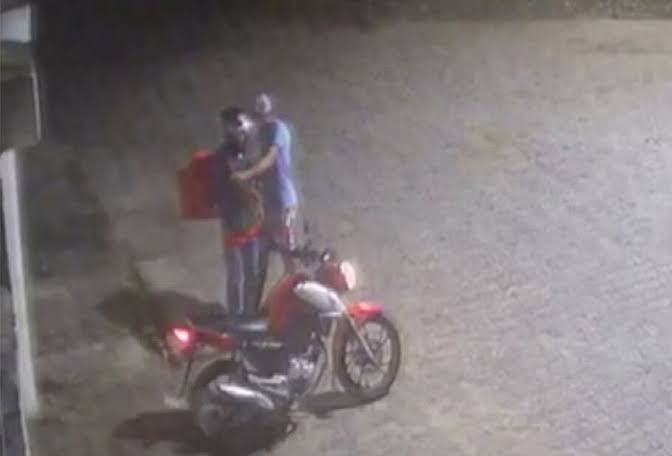 NA ENTREGA: Motoboy tem veículo, dinheiro e celular roubados por trio criminoso 