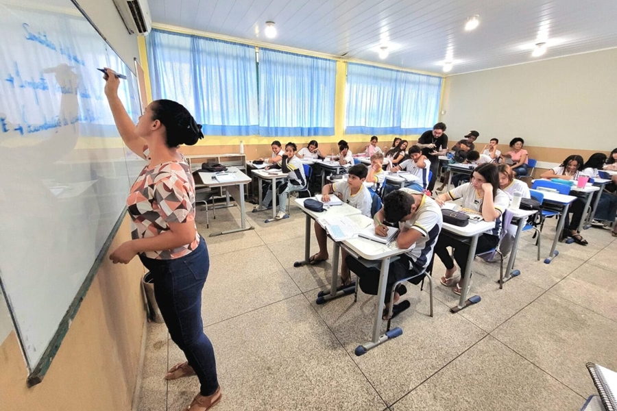 ALAN QUEIROZ: Ações do deputado garantem o fortalecimento da educação 