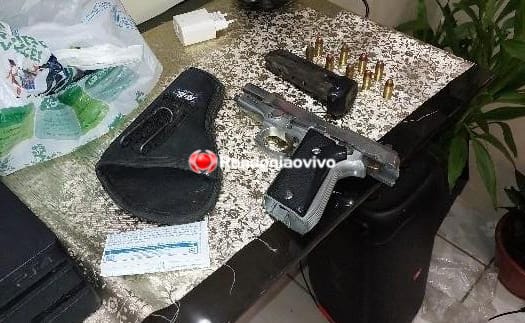 MORAR MELHOR: Mulher é presa escondendo pistola em forro de apartamento 