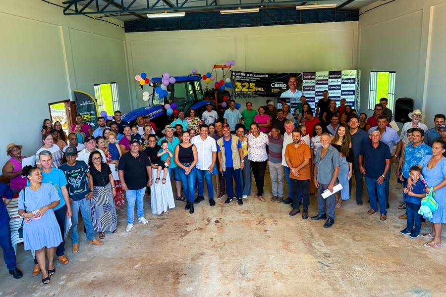 CÁSSIO GOIS: Deputado entrega trator equipado para fortalecer agricultura familiar 