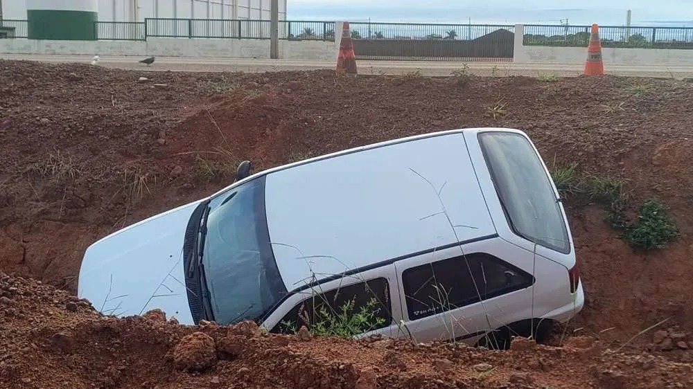 QUEDA: Motorista abandona carro após cair em vala às margens de BR