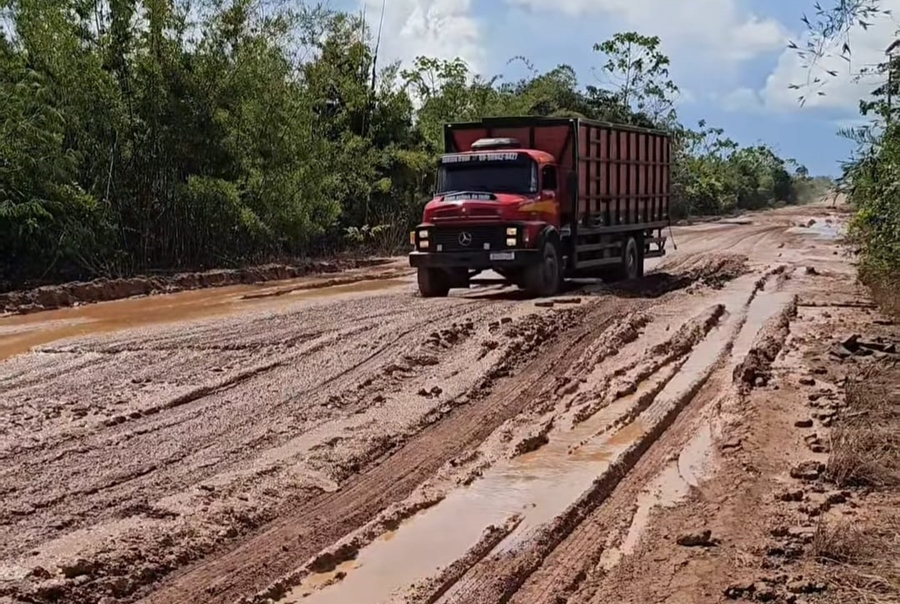 AGORA SÃO OS ATOLEIROS: BR-425 apresenta prontos críticos devido a cheia do rio Madeira