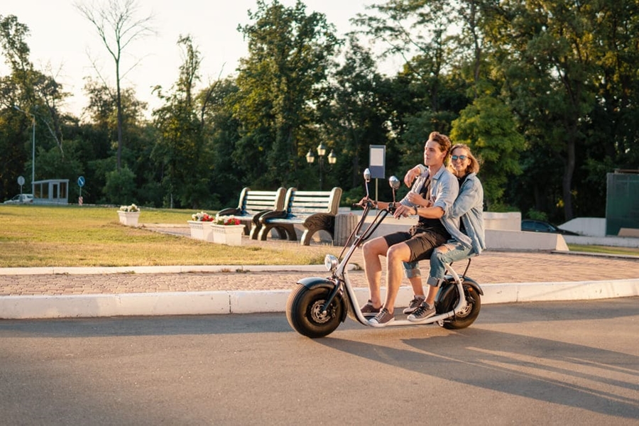AUTORIDADES ALERTAM: Menores não podem conduzir scooters e bicicletas elétricas