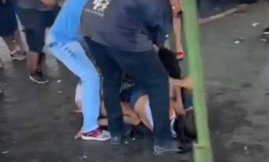 ACABOU PRESA: Jovem é acusada de espancar irmã por ciúmes do marido em residência 