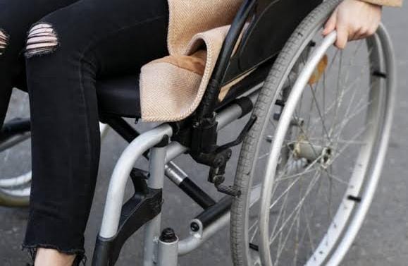 COVARDIA: Esposa cadeirante é agredida por marido bêbado ao mandar fechar portão 