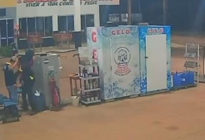 VÍDEO: Polícia Civil prende dupla filmada roubando posto de combustíveis