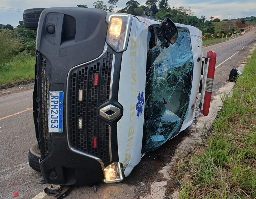 PERDEU O CONTROLE: Ambulância com paciente capota na RO-133 no município de Vale do Anari