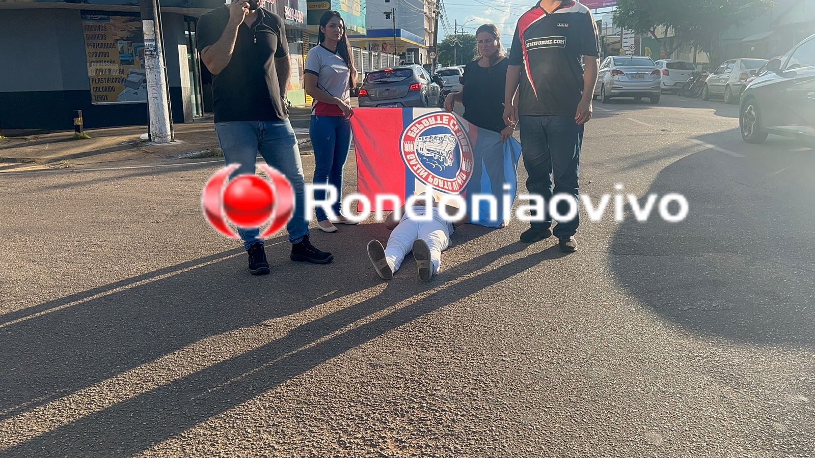 URGENTE: Três pessoas ficam feridas após batida entre motos na Carlos Gomes