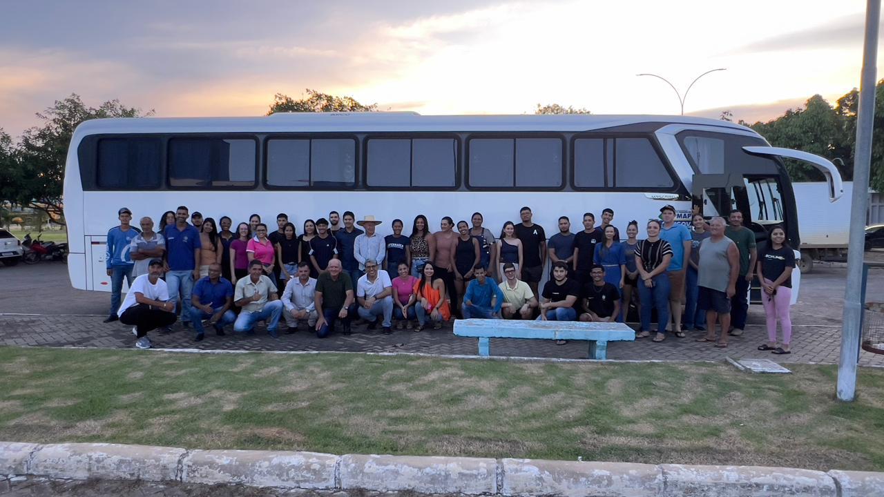 CHRISÓSTOMO: Deputado entrega ônibus para transporte de universitários em Alto Paraíso