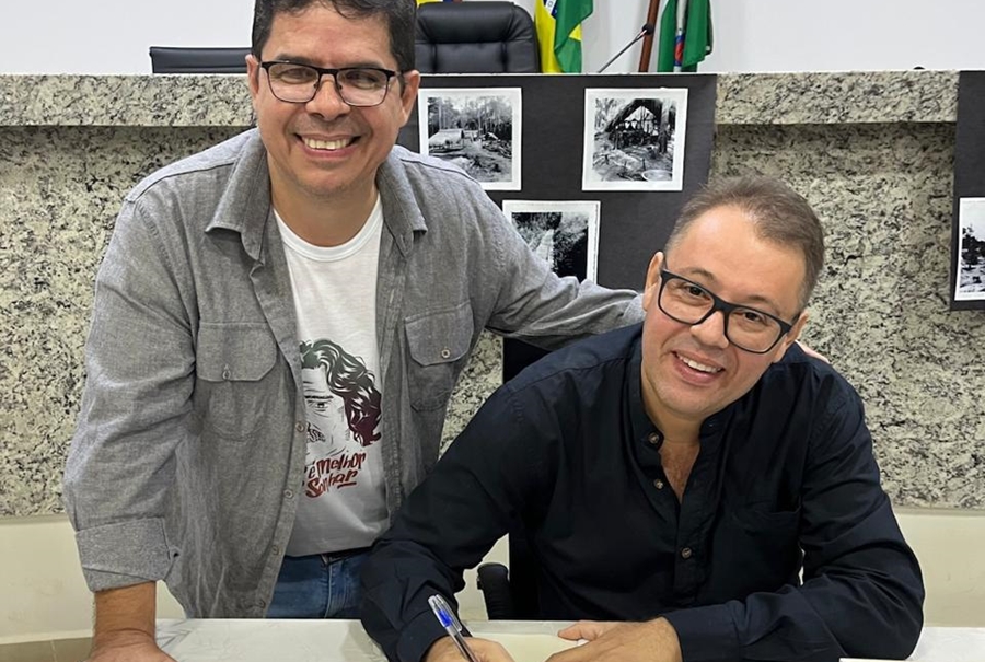 ITAPUÃ DO OESTE: Escritor lança primeiro livro que relata a história e memória da cidade