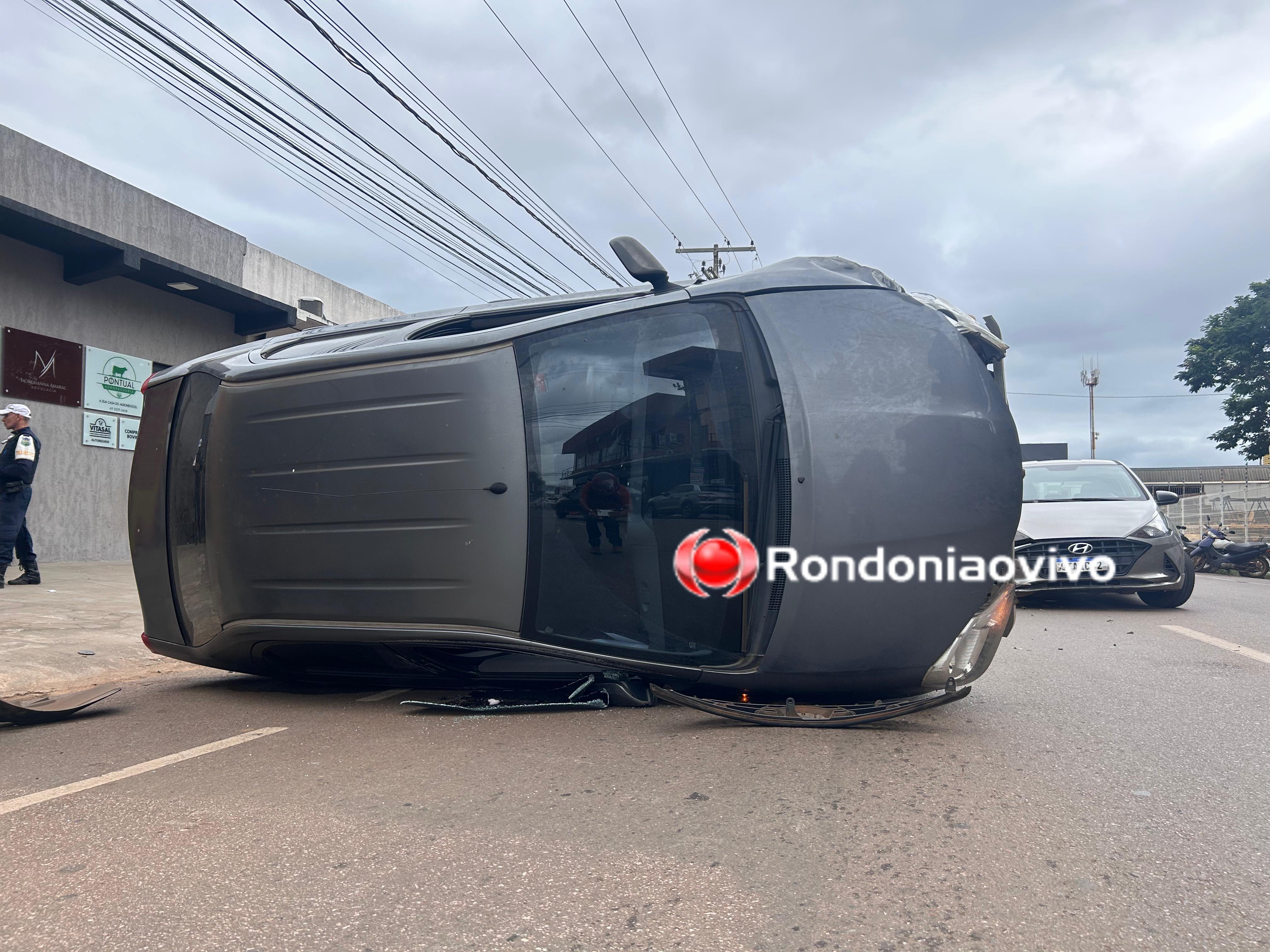 VÍDEO: Carro ocupado por dois jovens capota após colisão na Amazonas