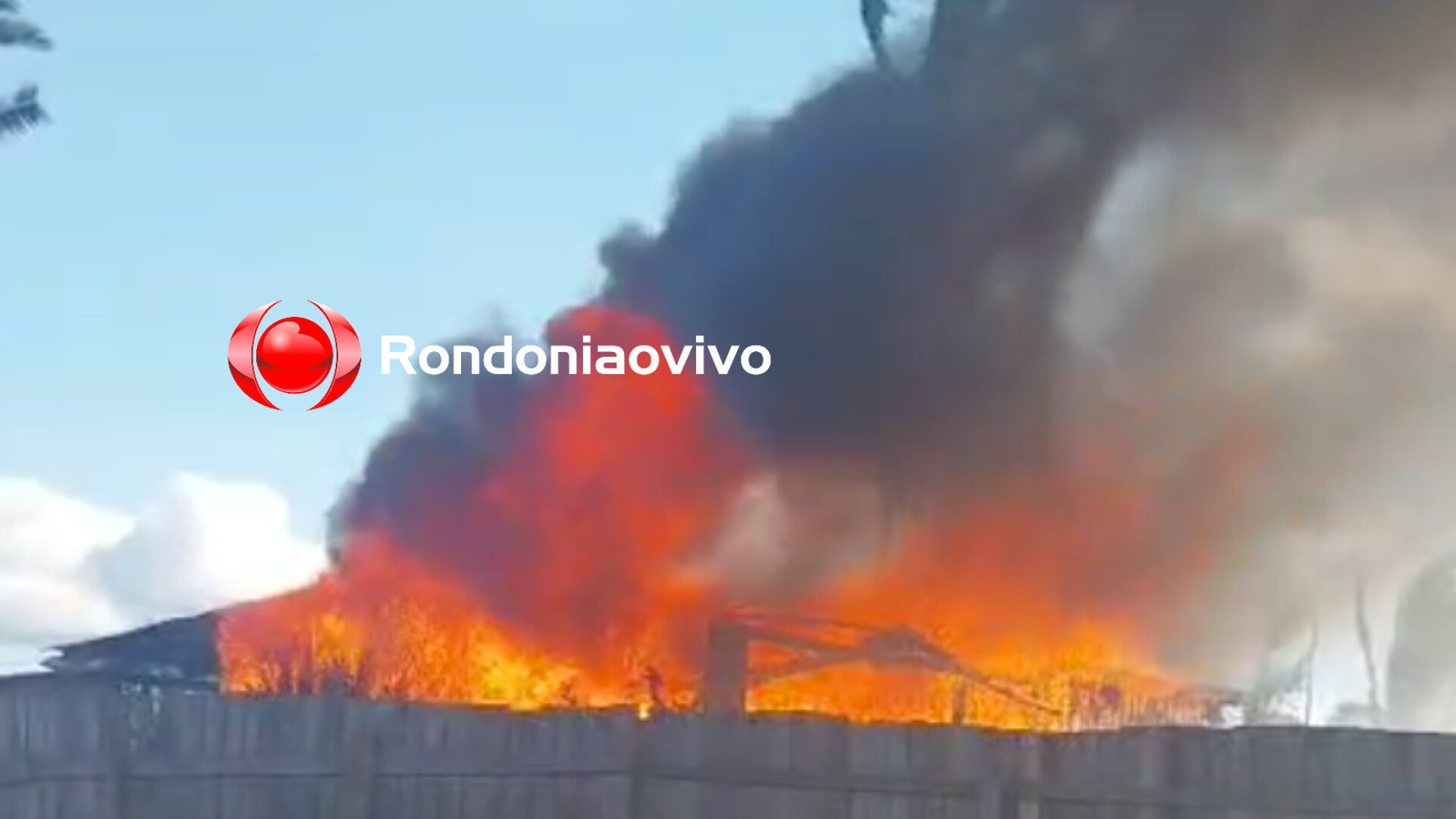 VÍDEO: Dona de residência grita desesperada durante incêndio que destruiu tudo