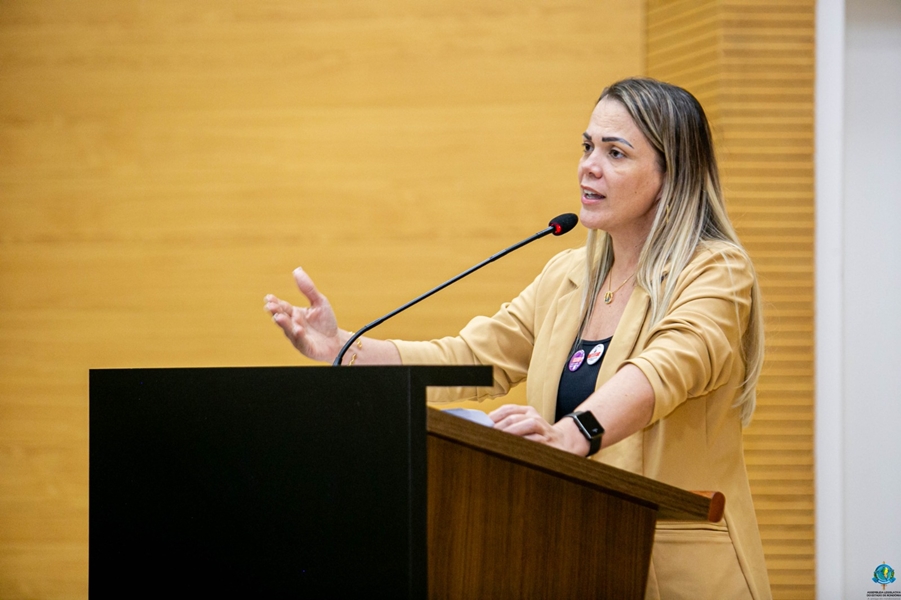 CLÁUDIA DE JESUS: Deputada defende aproveitamento de formação de servidores readaptados