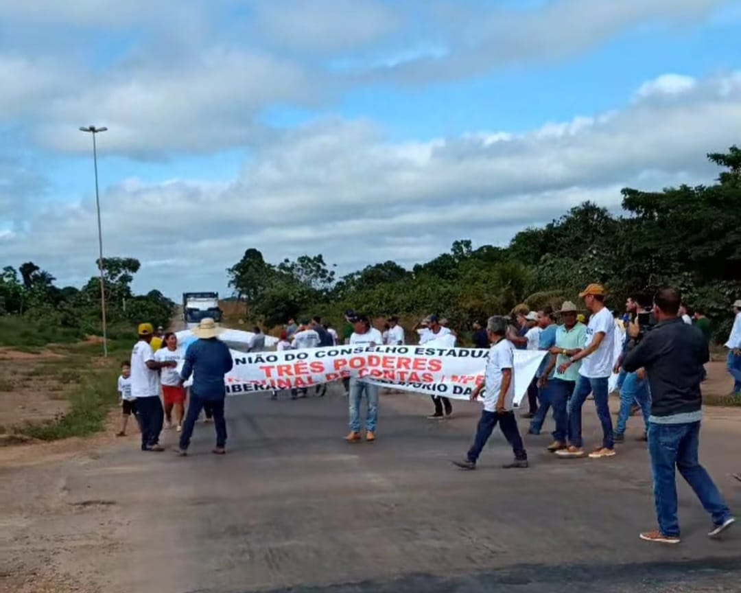 TEMPORÁRIO: Produtores rurais liberam a BR-364 a noite e prometem retomar o bloqueio 