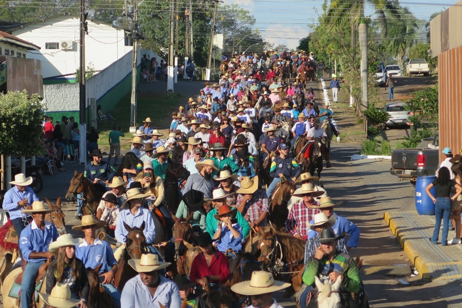 COLORADO DO OESTE: Cavalgada marca abertura da 37ª Expocol com grande participação popular