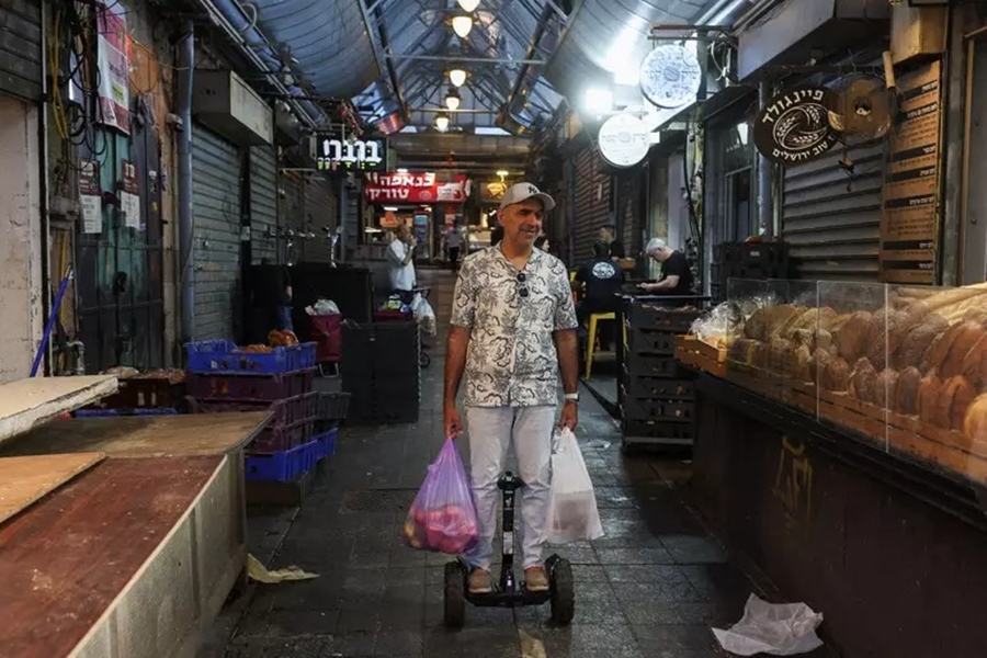 EM ALERTA: Israelenses estocam comida e procuram abrigo na expectativa de retaliação do Irã  