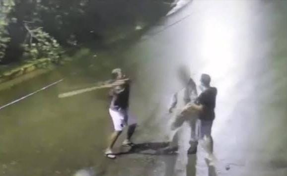 NA CABEÇA: Homem é espancado brutalmente a pauladas por trio no meio da rua