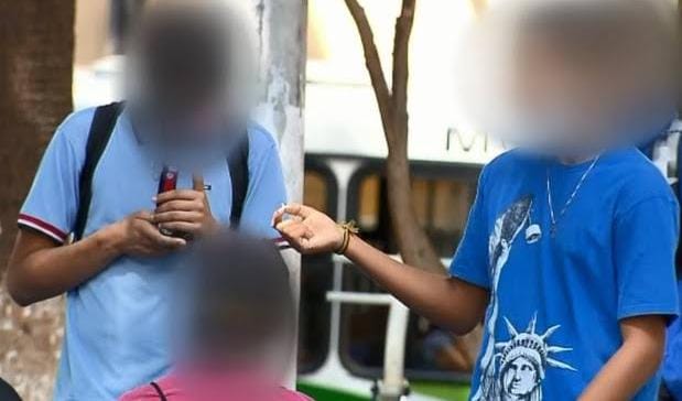 CORRUPÇÃO DE MENORES: 'Filhote do CV' é preso enquanto usava droga com adolescentes em praça 