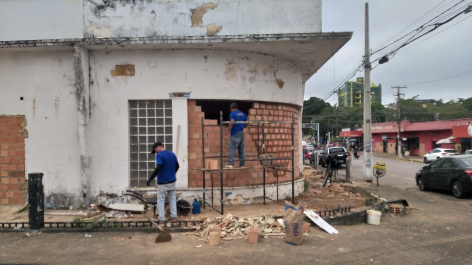 RESOLVIDO?: Antiga Delegacia da Mulher tem lacunas novamente fechadas com tijolos 