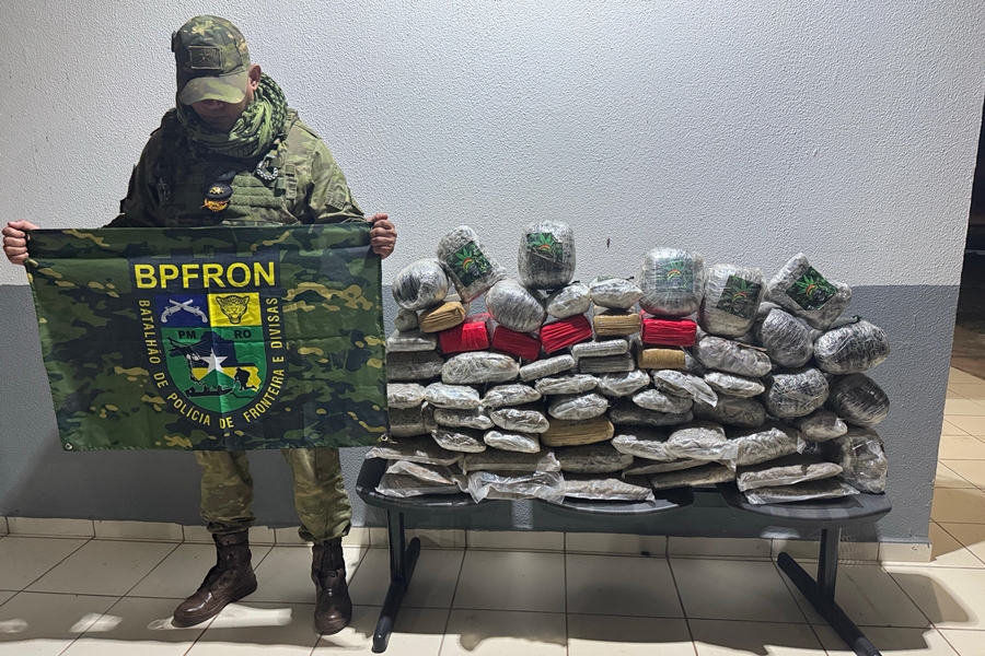 PERSEGUIÇÃO: Motociclista foge, mas PM apreende com quase 60 quilos de drogas na BR-364