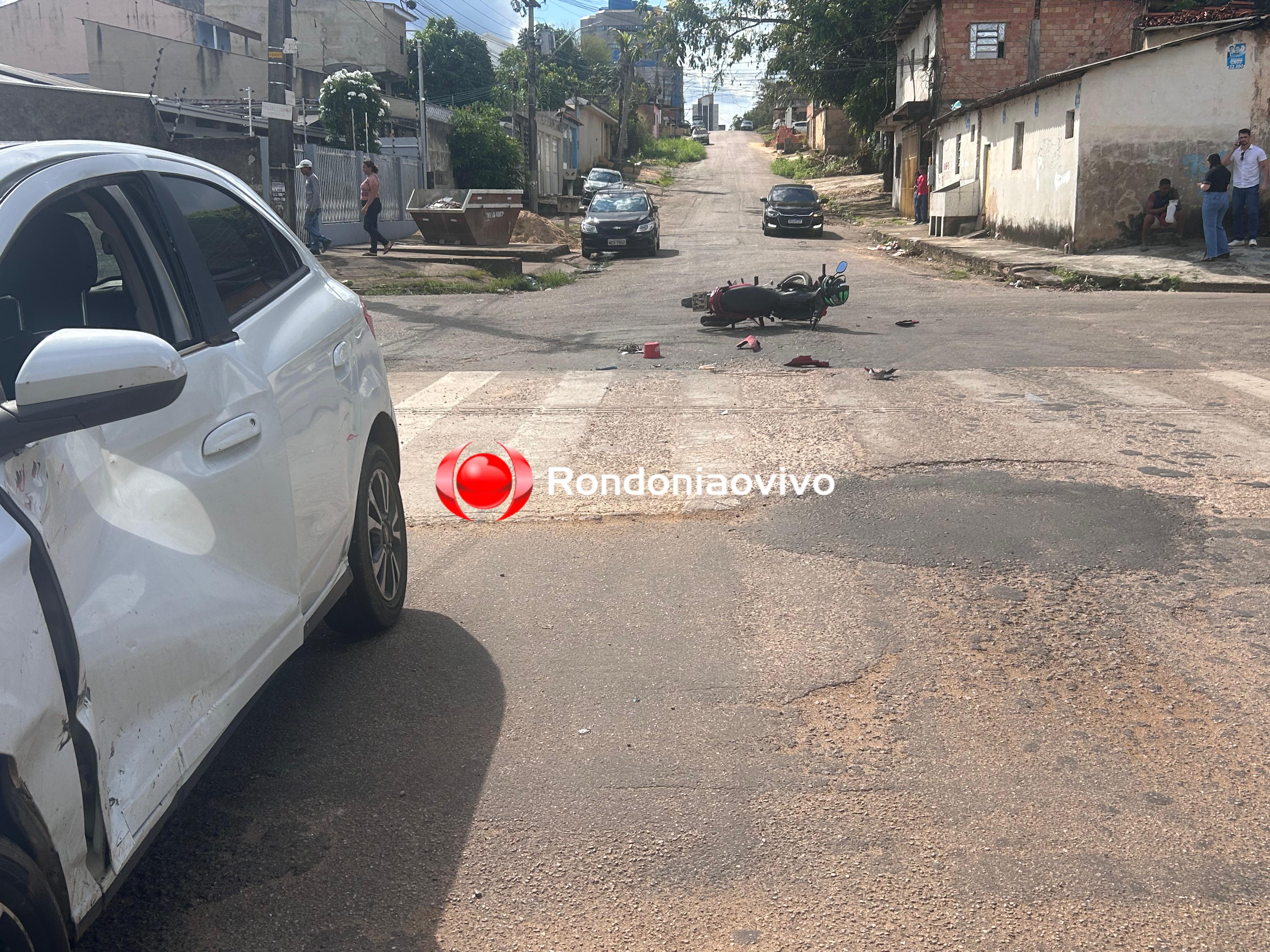 NO CENTRO: Motociclista avança  cruzamento e bate em cheio contra carro de app