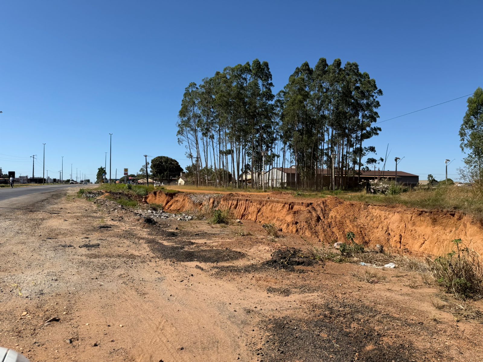 EM VILHENA: Avanço de erosão paralisa projeto de condomínio e ameaça fechar BR-364