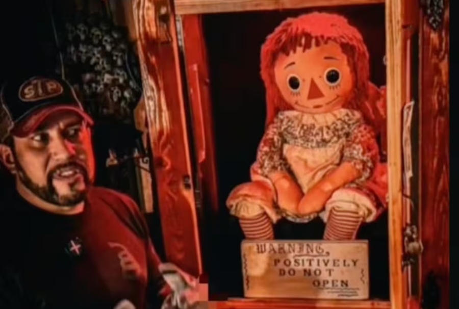 MACABRO: Investigador paranormal é encontrado morto ao lado da boneca Anabelle