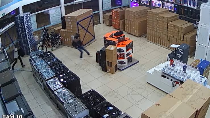 NA MADRUGADA: Loja Gazin é arrombada e quadrilha em carro foge levando TV's 