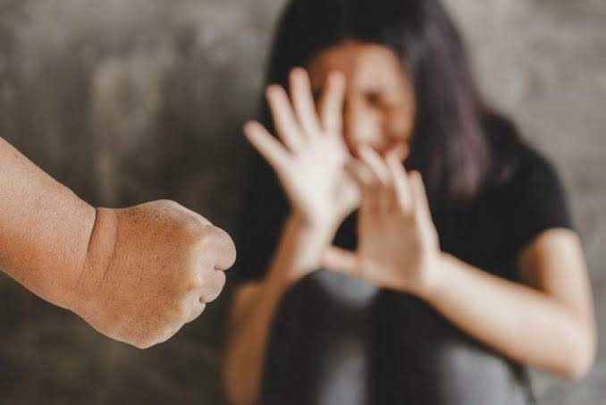 VIOLÊNCIA DOMÉSTICA: Mulher é agredida ao expulsar marido que passou o dia na rua