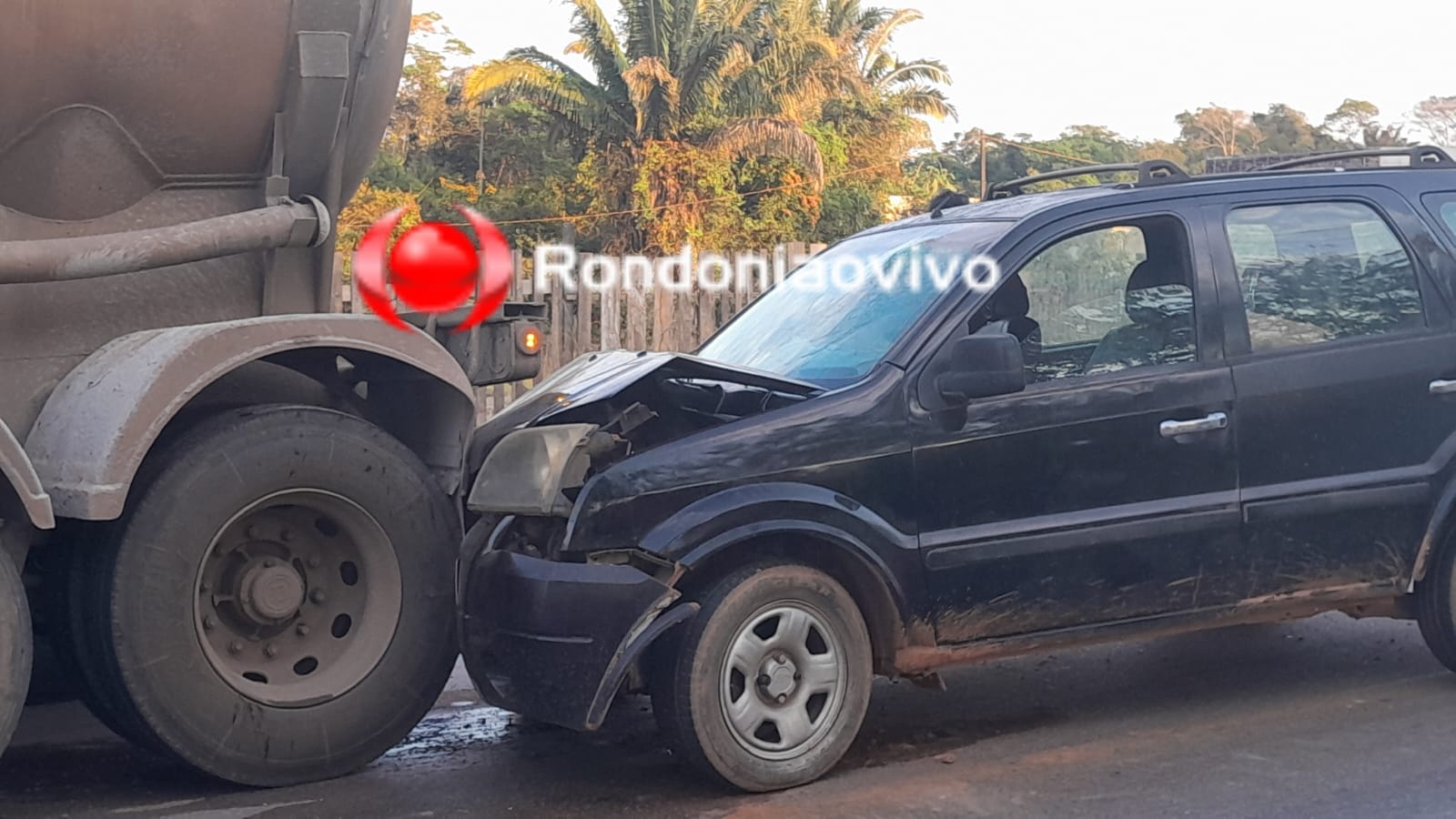 URGENTE: Motorista de Ecosport fica seriamente ferido ao bater na traseira de caminhão 