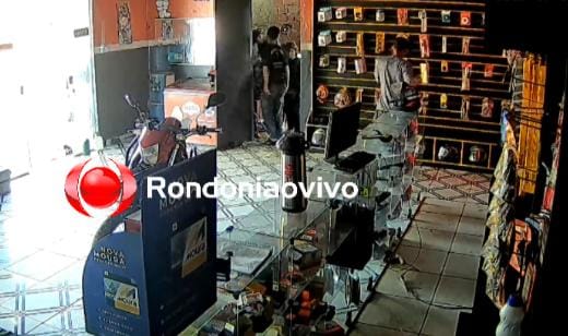 VÍDEO: Homem é preso por furto em oficina enquanto remendava pneu de moto 