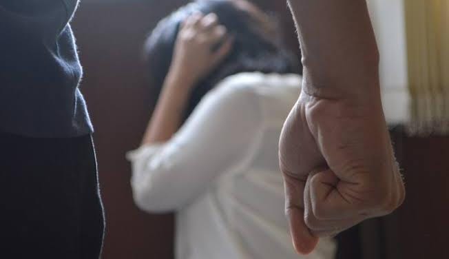 DOENTE: Mecânico de 59 agride esposa de 34 anos que pediu dinheiro para remédio 