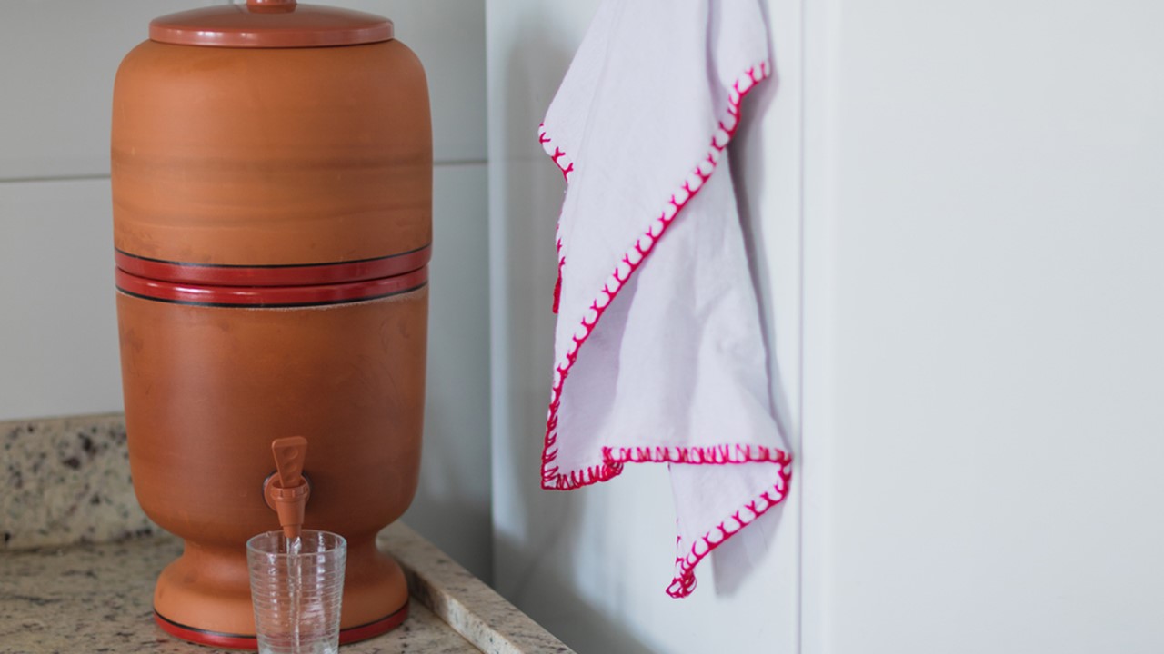 TRADICIONAL: Novos costumes de saúde trazem de volta o uso do filtro de barro  