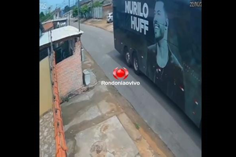 VÍDEO: Ônibus de cantor sertanejo é flagrado arrastando fios e derrubando poste