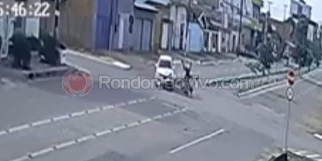 VEJA O VÍDEO: Motorista de Etios avança cruzamento e atinge em cheio motociclista 
