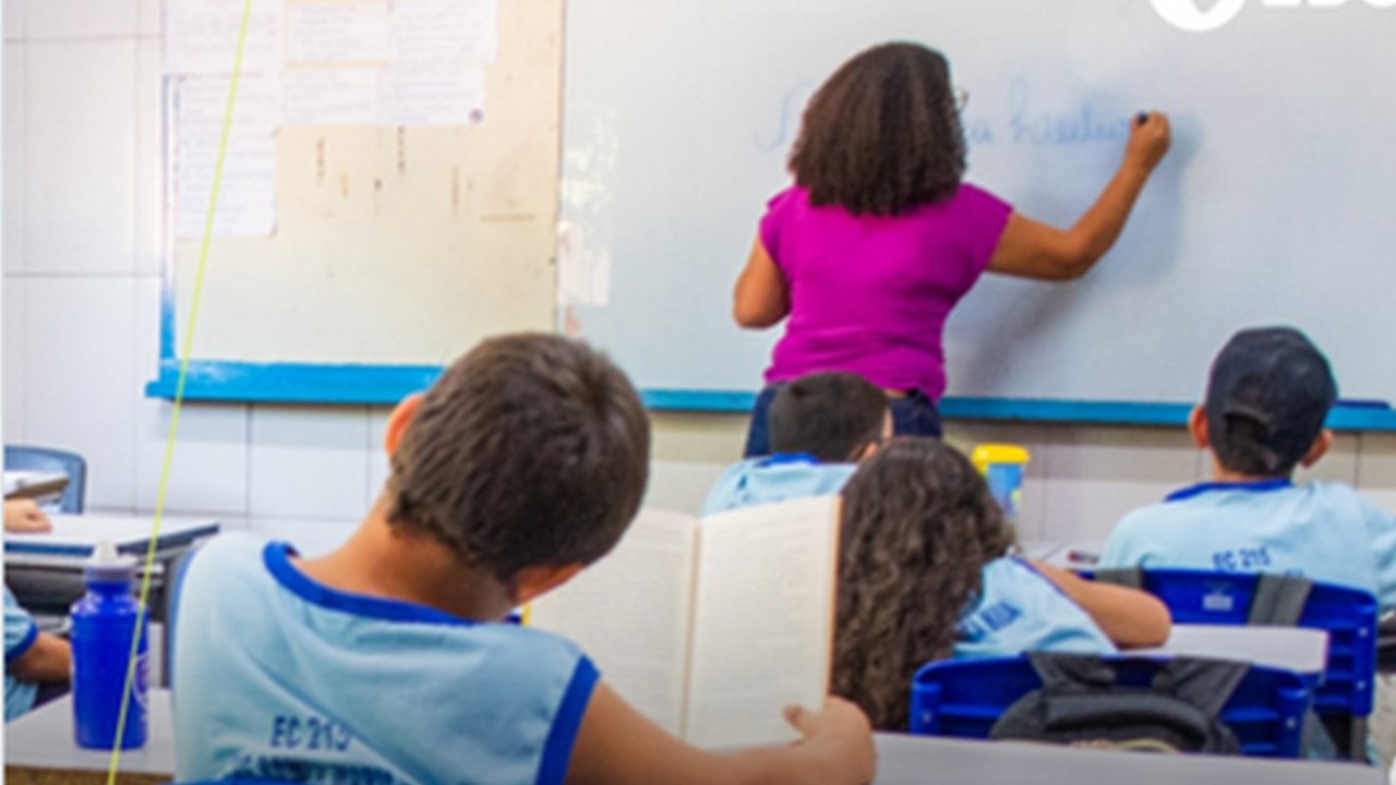 VALORIZAÇÃO DO PROFESSOR: Emenda permite professores acumularem cargos públicos