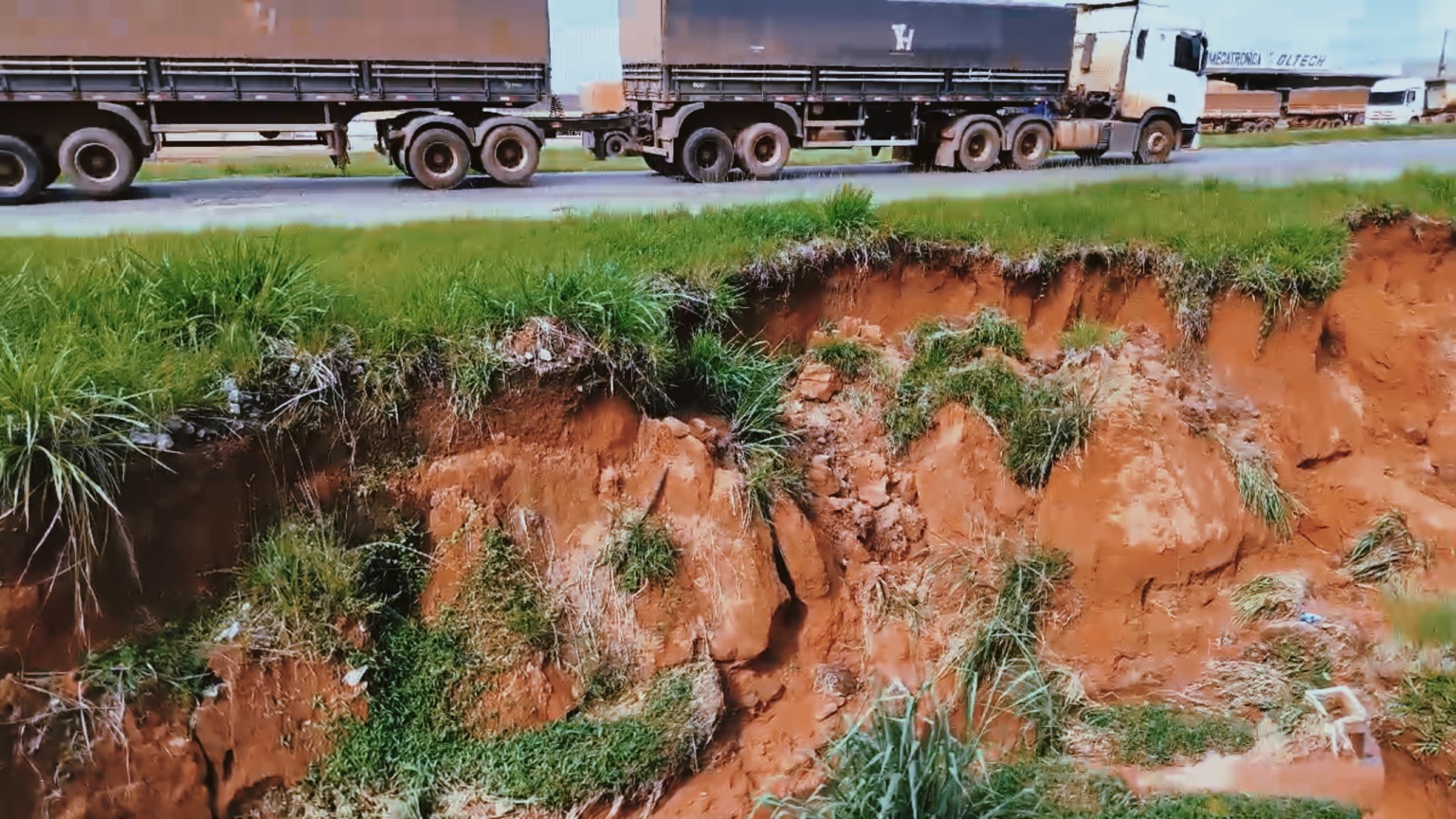 EM VILHENA: Chuvas fazem cratera da BR-364 avançar e ficar a 1,5 metro da pista