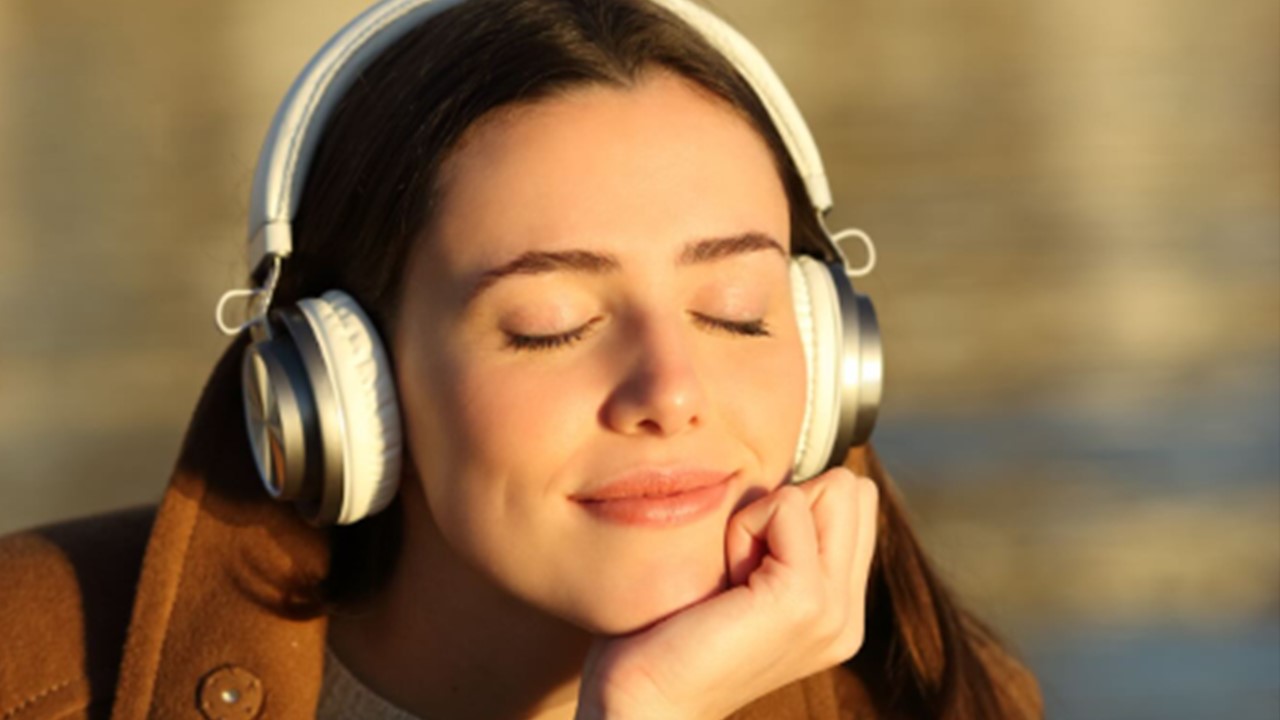 BOM PARA A MEMÓRIA: Ouvir música regularmente pode melhorar o humor e reduzir o estresse 
