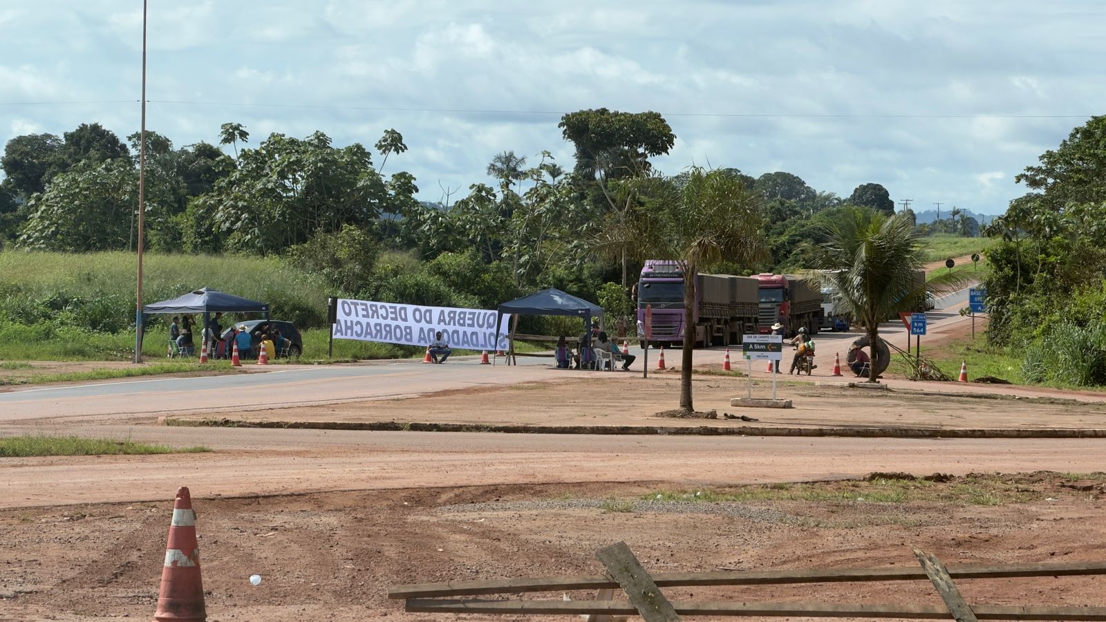 PROTESTO É RETOMADO: Mesmo com decisão judicial, manifestantes voltam a bloquear a BR-364 em Rondônia