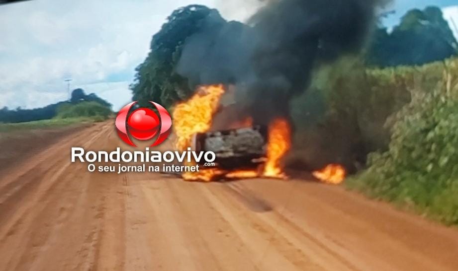 VÍDEO: Carro é completamente destruído durante incêndio