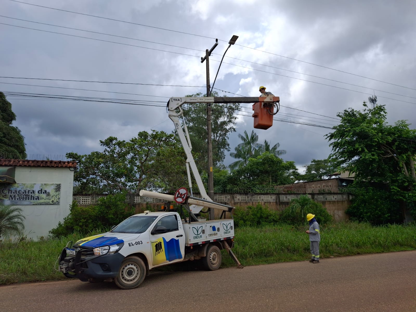 JÚNIOR QUEIROZ: Pedido do vereador é atendido e iluminação é recuperada na Av. Rio Madeira