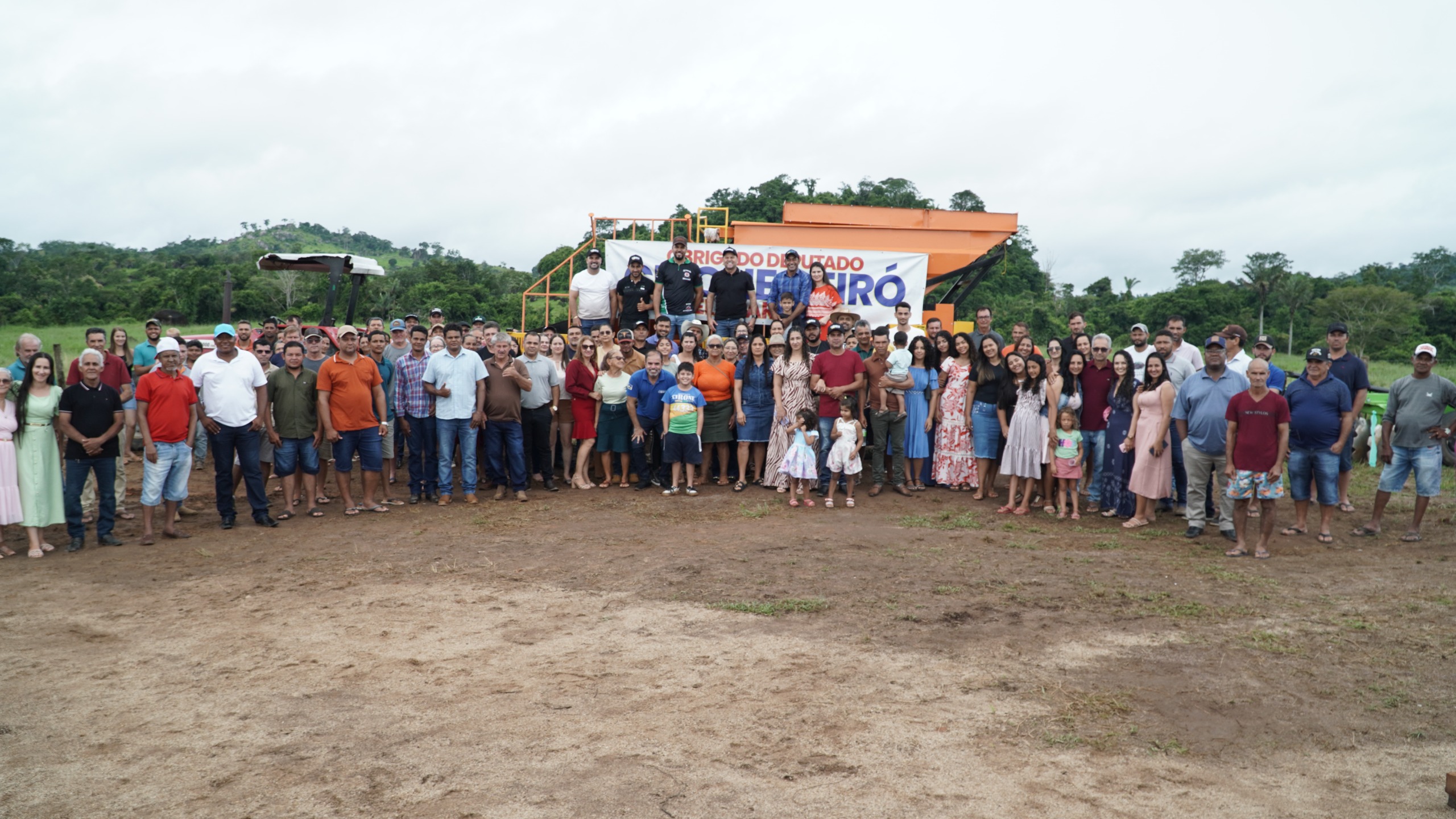 MINISTRO ANDREAZZA: Associação recebe recolhedora de café com apoio de Cirone Deiró