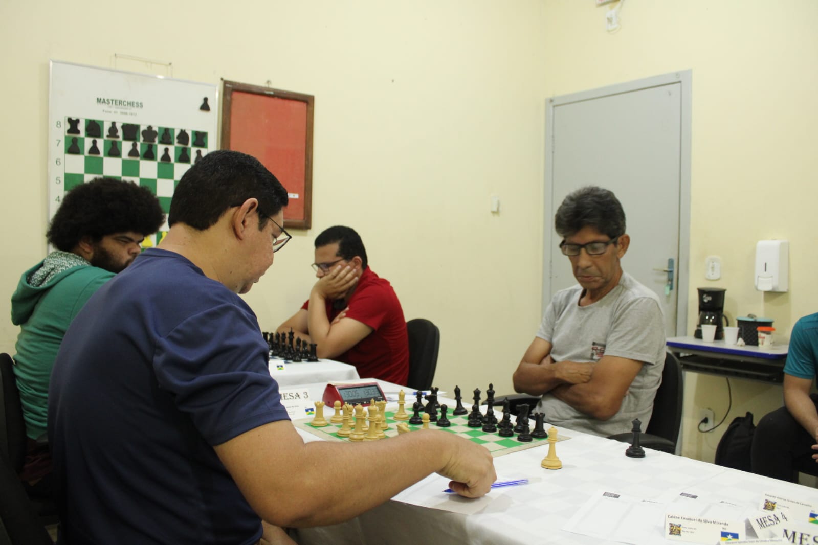 EMPOLGANTE: Equilíbrio e surpresas marcam a abertura de torneio de xadrez em Porto Velho