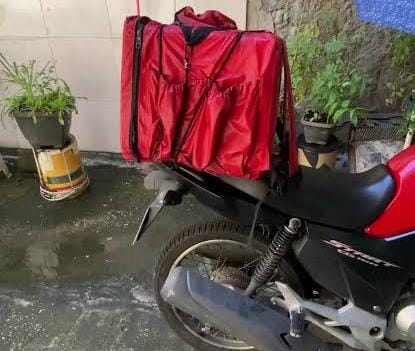 SURPREENDIDO: Entregador de lanches e assaltado por quatro criminosos