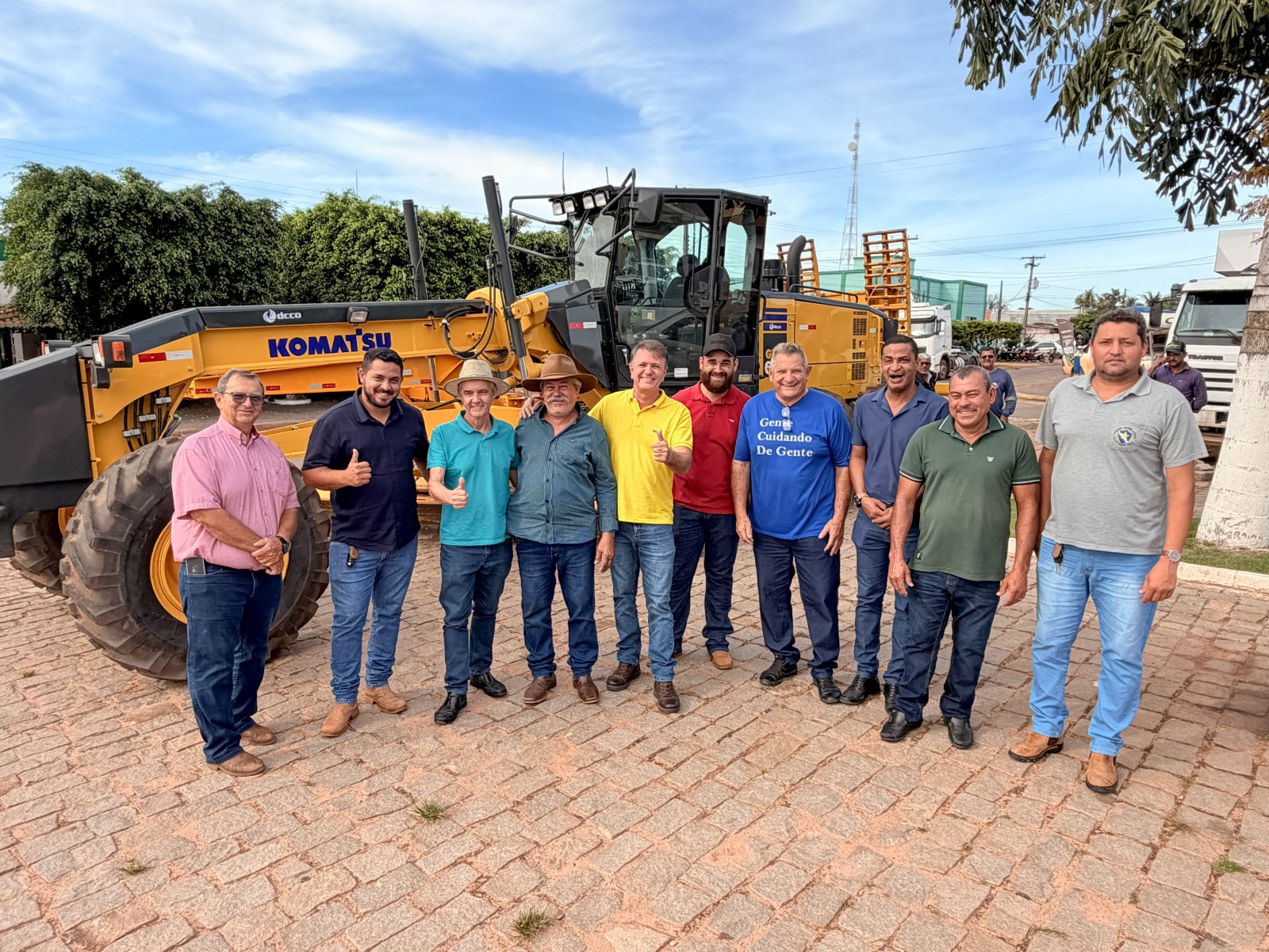 LUIZINHO GOEBEL: Deputado participa de entrega de maquinário com recursos de emenda parlamentar
