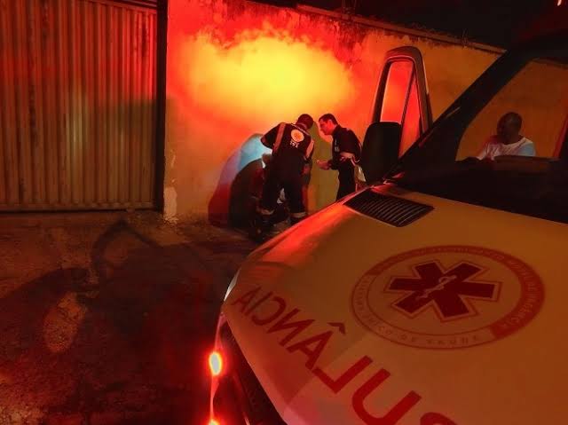 DORMINDO: Irmãos são atacados a pauladas após criminoso arrombar porta de apto