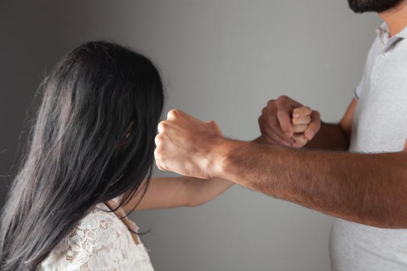 NA BEBEDEIRA: Marido é preso por agredir e ameaçar esposa de morte ​