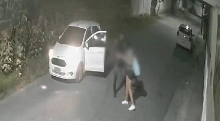 MORDIDAS: PM flagra homem agredindo a esposa dentro de carro