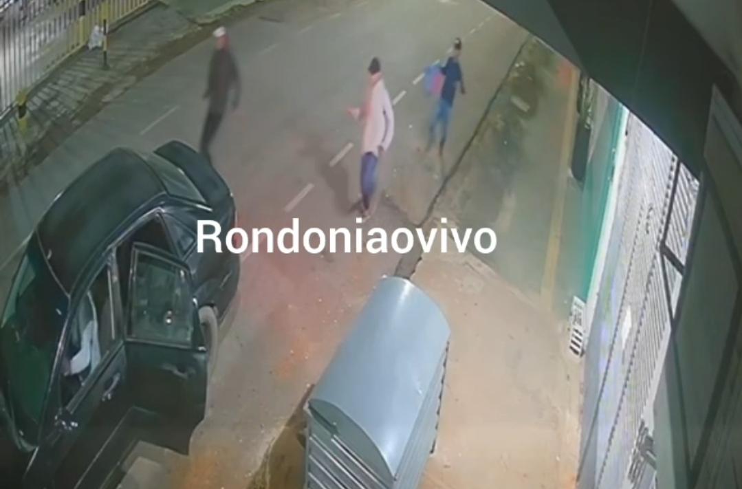 VÍDEO: Quadrilha em carro preto assalta estudantes na região Central